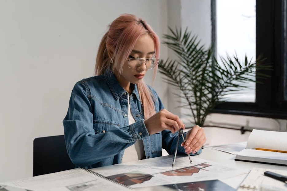 Moderno ufficio di architettura con progetti e modelli