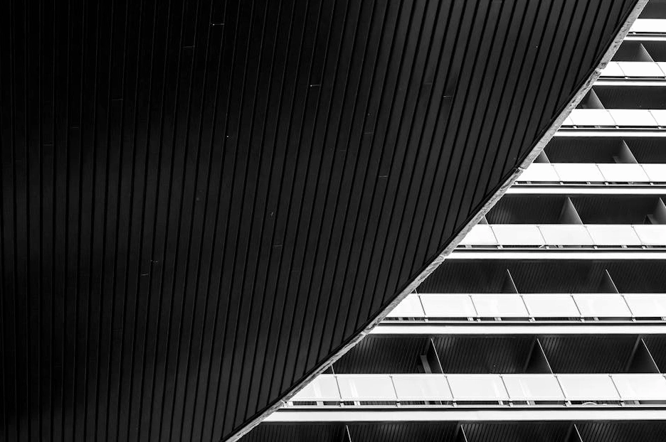 Nowoczesny biurowiec o geometrycznej architekturze