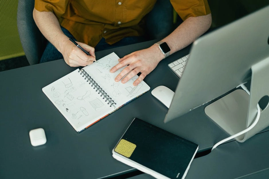 Una persona che disegna un progetto su un tavolo da architetto